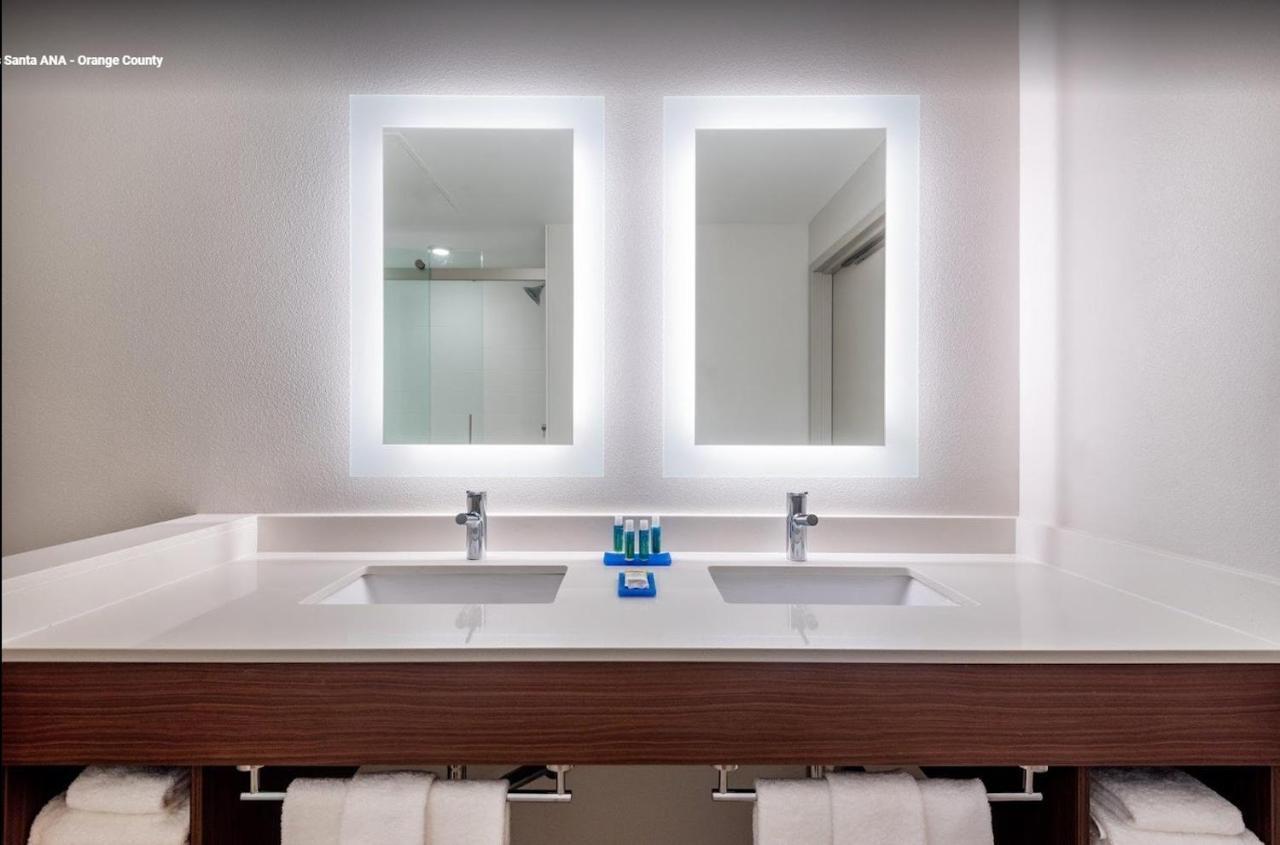Holiday Inn Express & Suites Santa Ana - Orange County By Ihg Luaran gambar